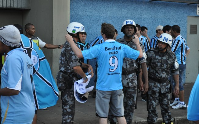 Ano passado, Brigada proibiu protesto de gremistas contra Ronaldinho - Foto:Hector Werlang (IG)